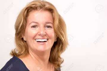 IMAGEN: cara de compradora real 2 de 3 — con su permiso, se recorta en círculo