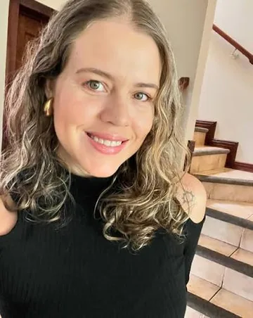 IMAGEN: cara de compradora real 3 de 3 — con su permiso, se recorta en círculo