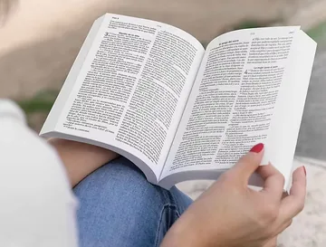 IMAGEN: paso 1 de 3 — una Biblia abierta en el libro que se está leyendo, en miniatura redonda